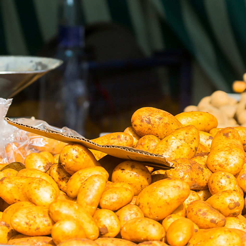Kartoffeln am Stand von Viertmann auf dem Wochenmarkt an der Pauluskirche