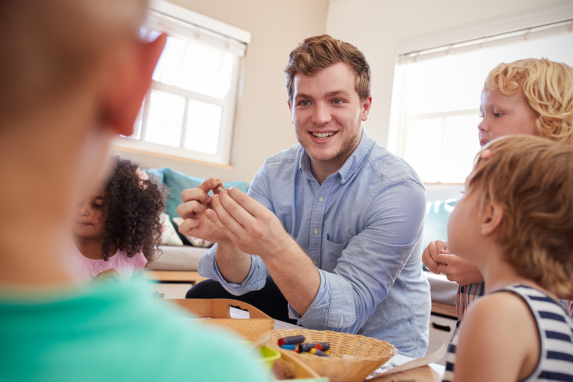 Ein Erzieher spielt mit Kindern in der Kita Ein Erzieher spielt mit Kindern in der Kita