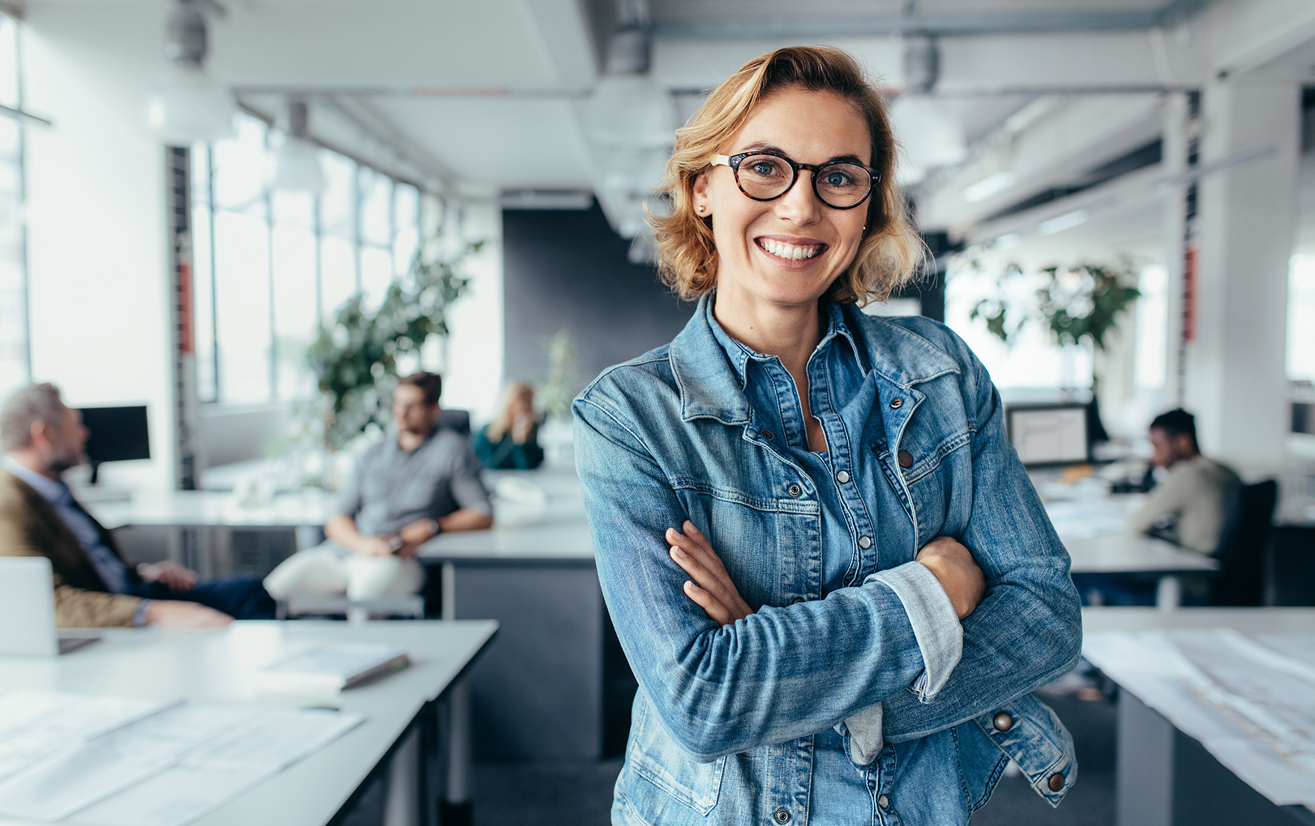 Ein junge Frau steht in einem Büro