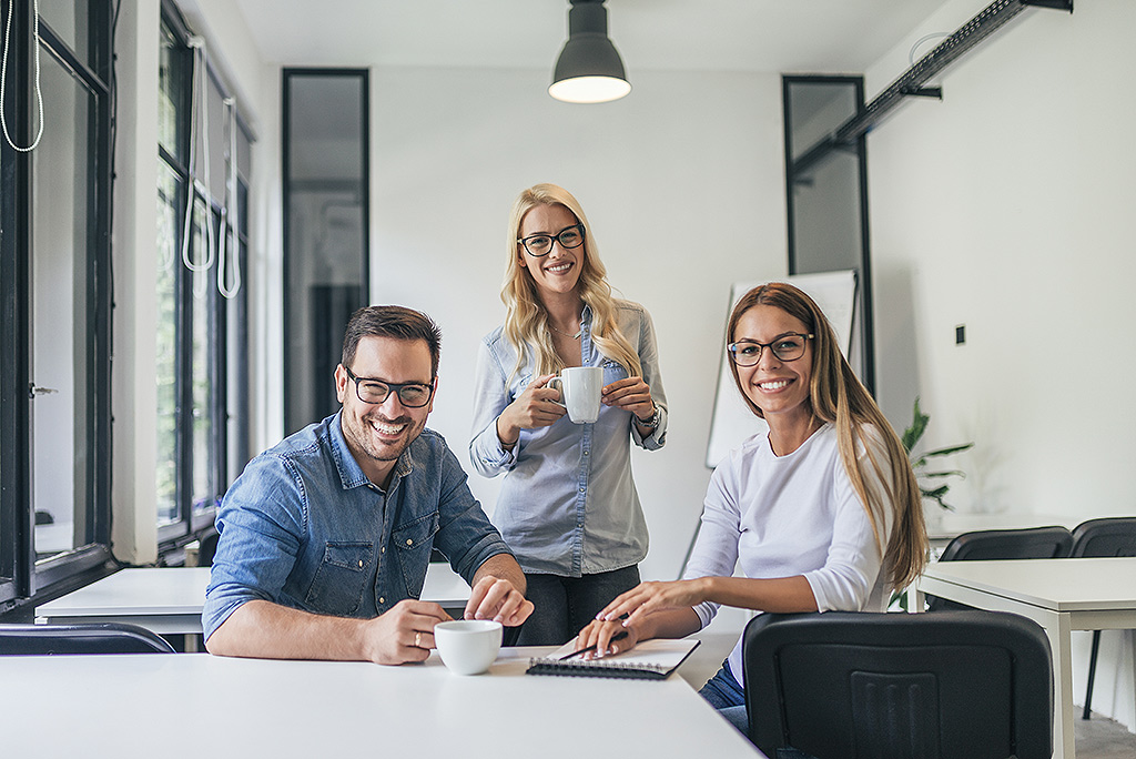 AdobeStock 257410443 Ein Mann und zwei Frauen in einem Schulungsraum