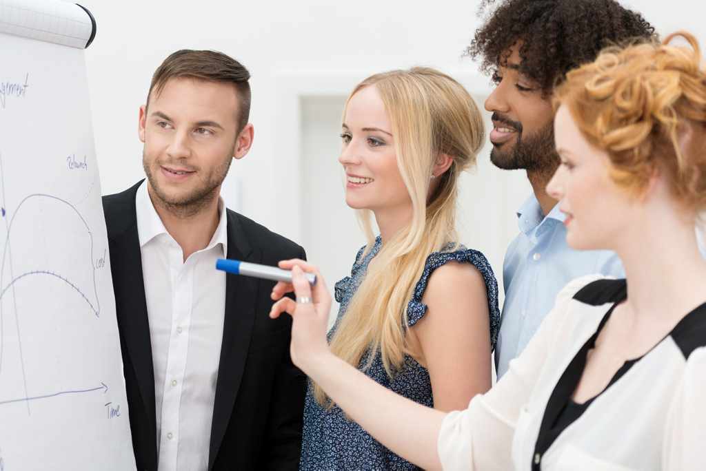 vier Personen entwickeln Ideen an einem Flipchart