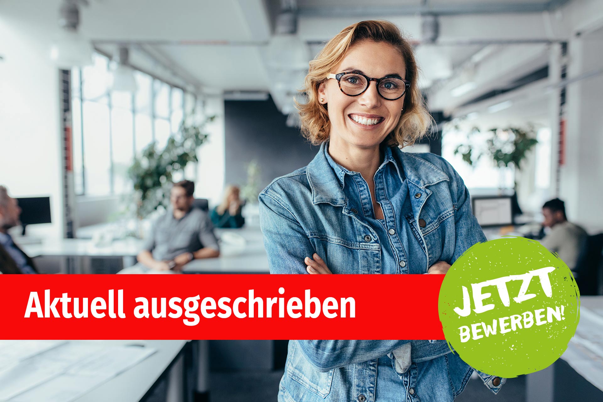 Ein junge Frau steht in einem Büro Ein junge Frau steht in einem Büro