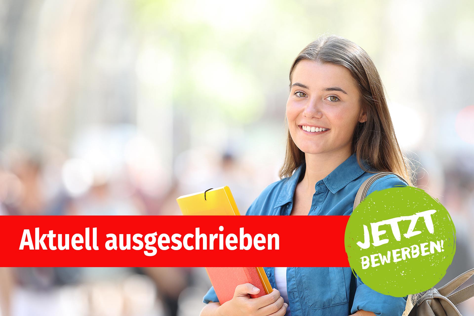 Eine junge Studentin mit Arbeitsmappen im Arm Eine junge Studentin mit Arbeitsmappen im Arm