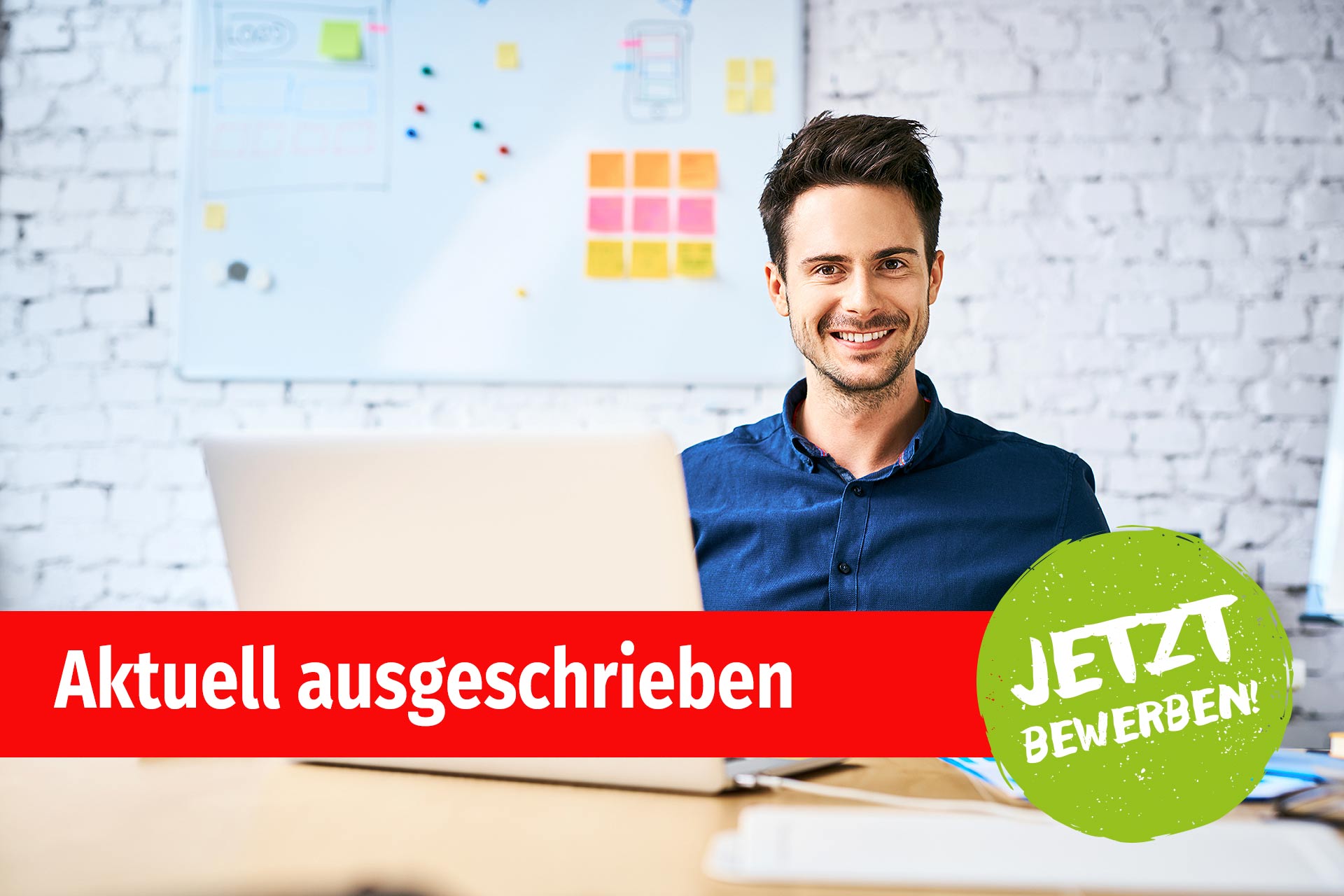 Ein junger Mann arbeitet an einem Laptop in einem modernen Büro Ein junger Mann arbeitet an einem Laptop in einem modernen Büro