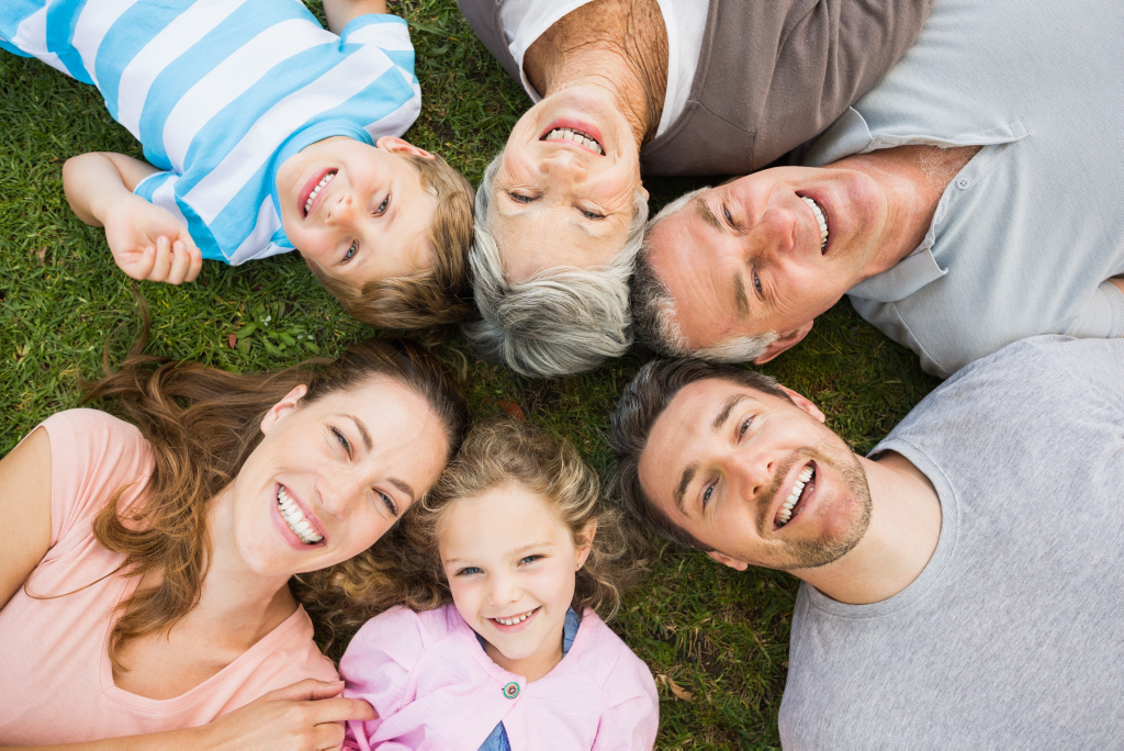Fotolia 59762144 Großfamilie liegt im Park im Kreis