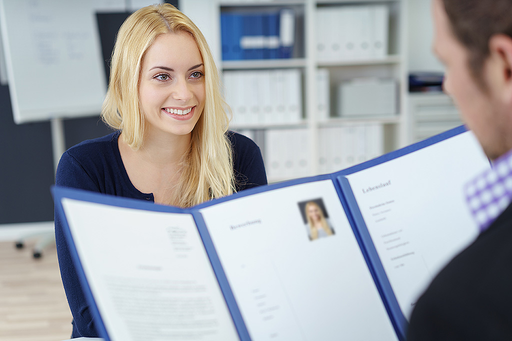 Eine junge Frau im Bewerbungsgespräch