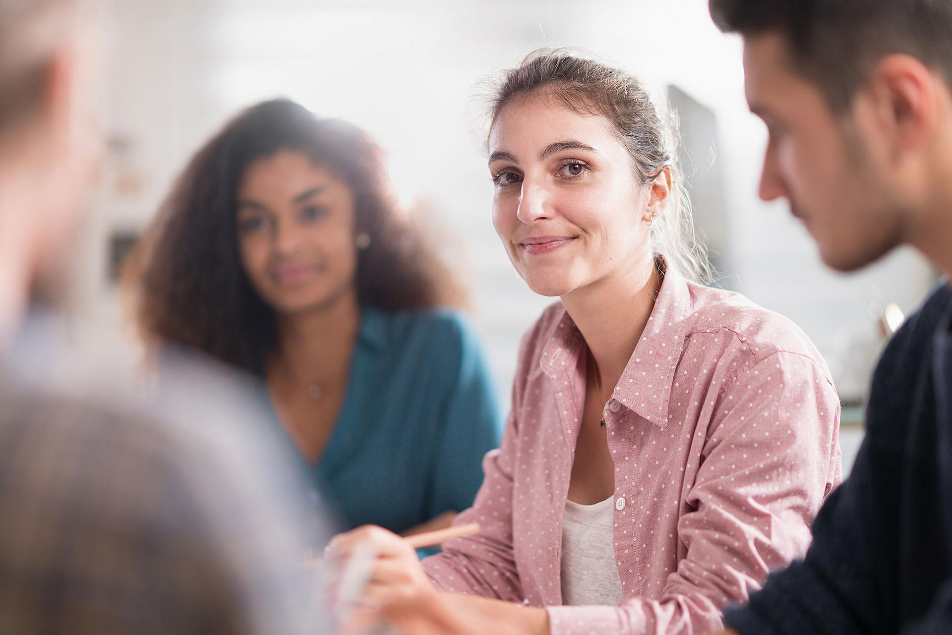 Eine junge Frau in einem Meeting Eine junge Frau in einem Meeting