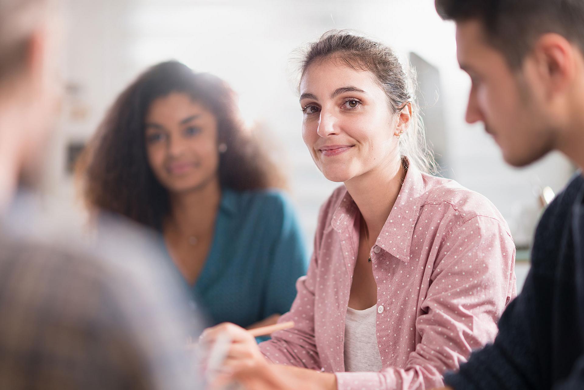 Eine junge Frau in einem Meeting