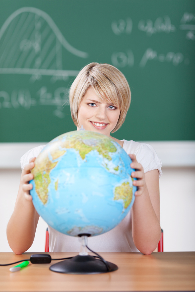 Fotolia 42618936 Studentin mit Globus vor einer Tafel