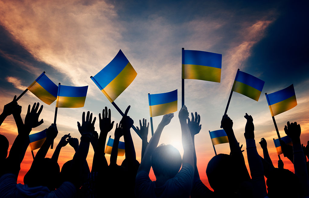 Gruppe von Menschen, die ukrainische Flaggen schwenken
