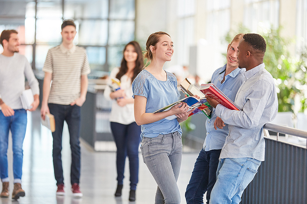 Junge Studenten beim Smalltalk in der Universität