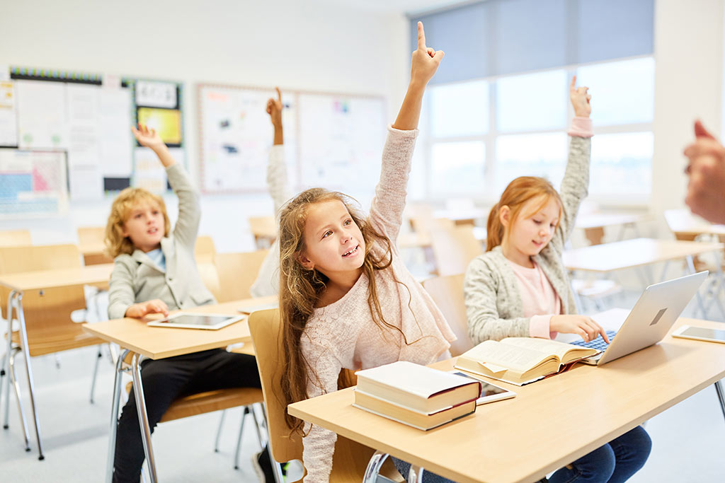 Fleißige Schüler beteiligen sich am Unterricht in Computer Klasse der Grundschule Fleißige Schüler beteiligen sich am Unterricht in Computer Klasse der Grundschule