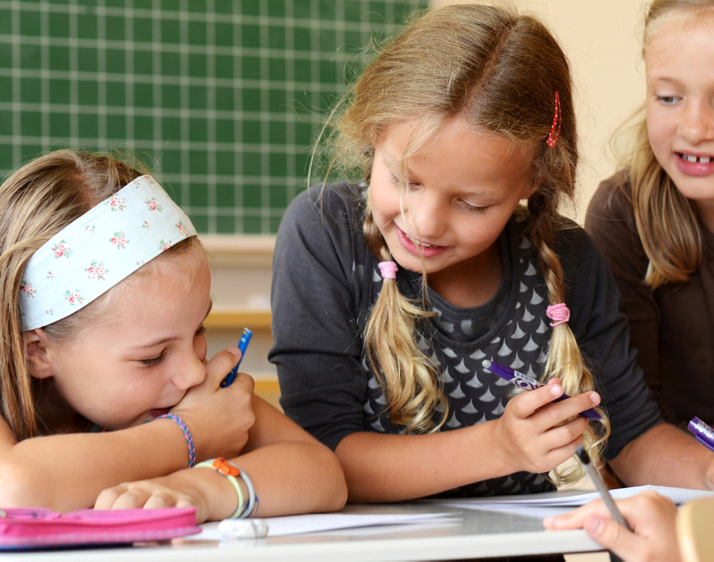 3 Mädchen in der Schule