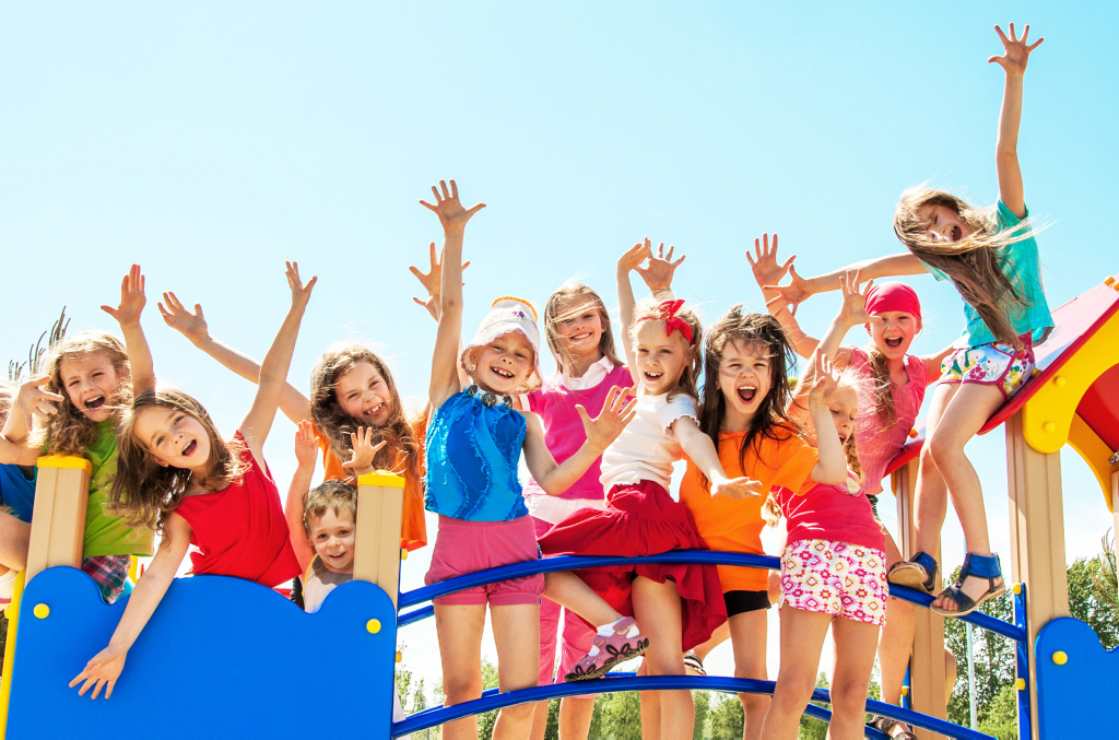 Jubelnde Kinder auf einem Spielgerät Jubelnde Kinder auf einem Spielgerät