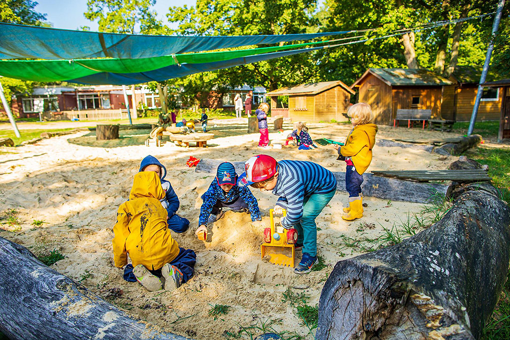 Spielende Kinder im Garten der städtischen Kita Sylverberg