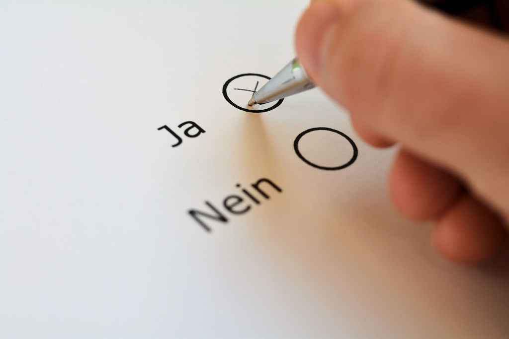 Ein Wahlzettel mit der Auswahlmöglichkeit ''ja'' oder ''nein''