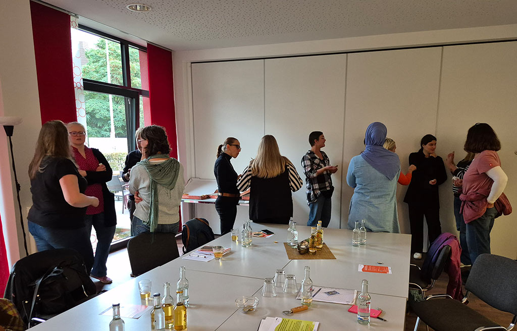 Eine Gruppe von Frauen unterhält sich in einem Besprechungsraum