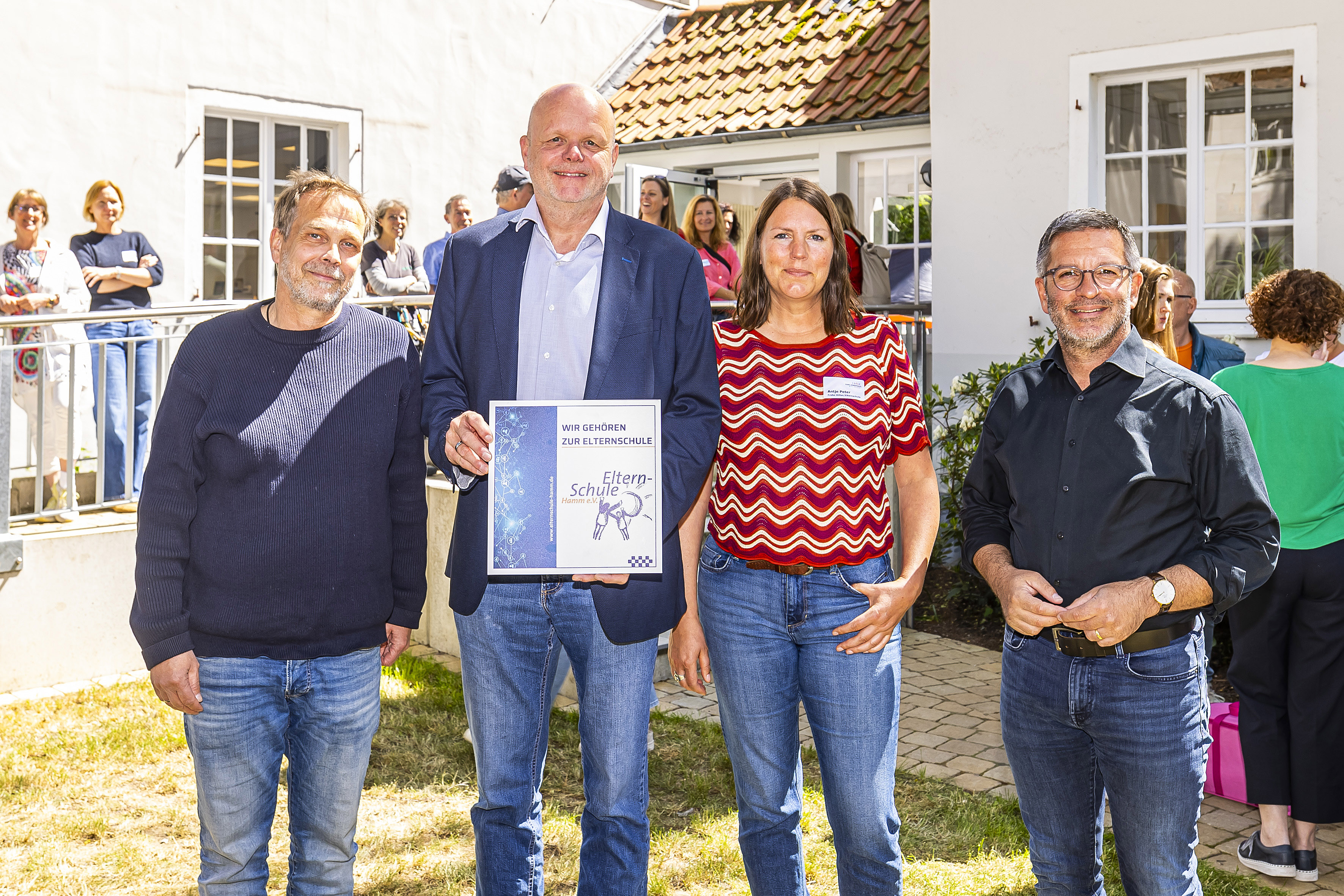 Gruppenfoto mit Mitgliedern der Elternschule, dem Umweltamtsleiter Peter Martin und dem Oberbürgermeister Marc Herter