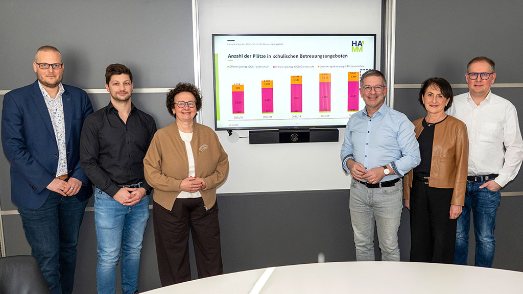 v. li. n. re.: Dominik Trockel (Jugendamt), Sebastian Franz (Jugendamt), Bildungsdezernentin Dr. Britta Obszerninks, Oberb&uuml;rgermeister Marc Herter, Karin Dieb&auml;cker, (Leiterin Amt f&uuml;r schulische Bildung), Stefan Heitkemper (Vorsitzender Ausschuss f&uuml;r Kinder, Jugend und Familie)