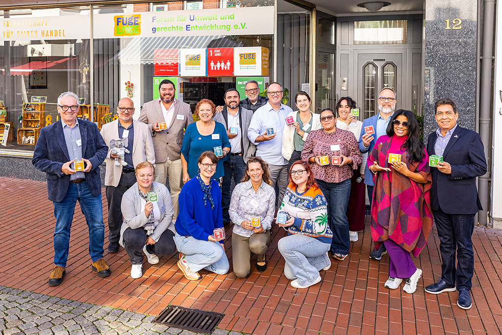 Gemeinsames Gruppenfoto vor dem FUgE-Weltladen: Vertreterinnen und Vertreter der Partnerst&auml;dte Mazatl&aacute;n, Chattanooga, Santa Monica und Hamm.