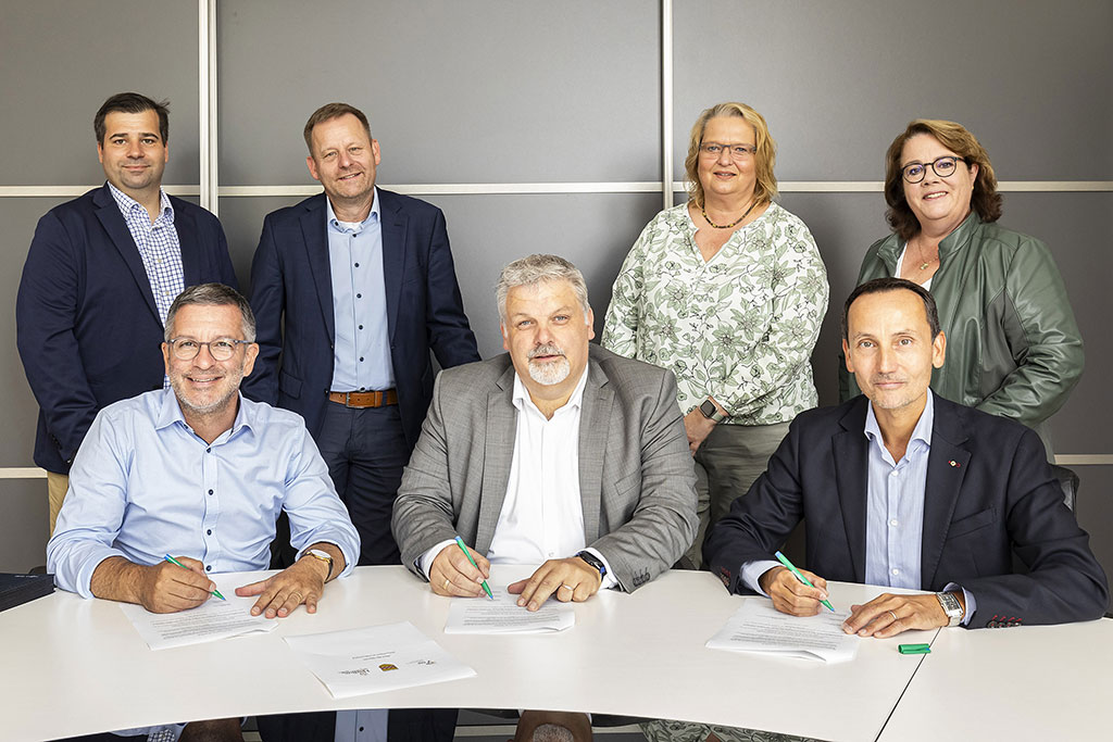 Hinten v. li. n. re.: Axel Nickol (Stadtsportbund), Stadtbaurat Andreas Mentz, Ilka Satur (Amt für Konzernsteuerung und Sport), Birgit Borgmann (Vorsitzende Ausschuss für Sport und Freizeit). Vorne v. li. n. re.: OB Marc Herter, Fritz Corzilius Jr. (Stadtsportbund), Stadtkämmerer Markus Kreuz