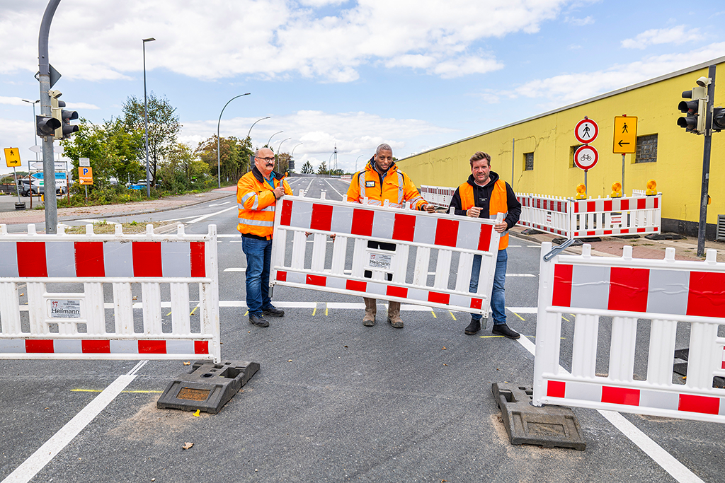 Die Absperrbaken an der Radbodstra&szlig;e werden entfernt und die Stra&szlig;e wird wieder freigegeben.