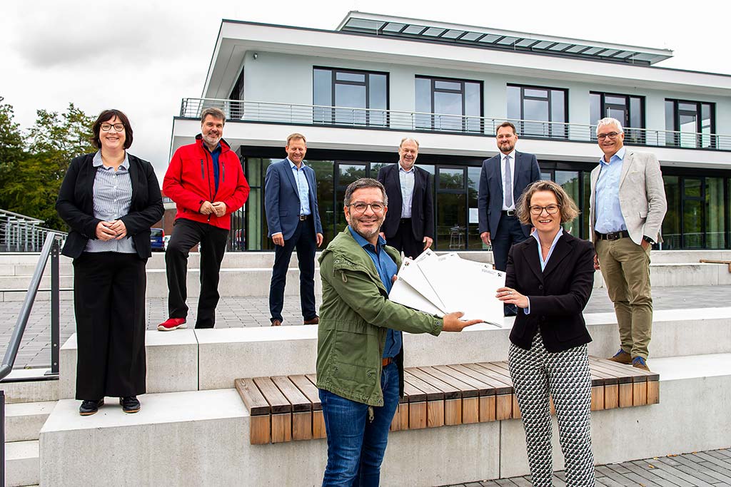 Fünf Förderbescheide hat OB Marc Herter von Landesbauministerin Ina Scharrenbach am Wassersportzentrum entgegengenommen