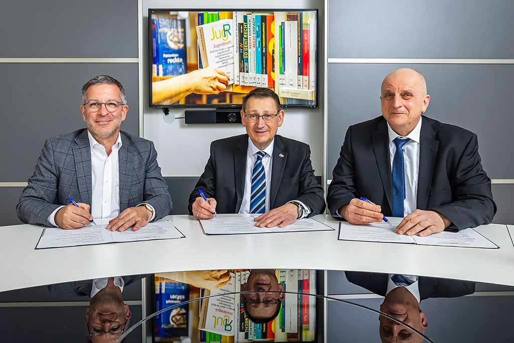 Oberb&uuml;rgermeister Marc Herter, Polizeipr&auml;sident Thomas Kubera sowie der leitende Oberstaatsanwalt Christian Petlalski unterzeichnen eine Kooperation