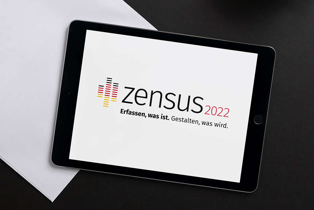 Ein Tablet mit dem Logo des Zensus 2022