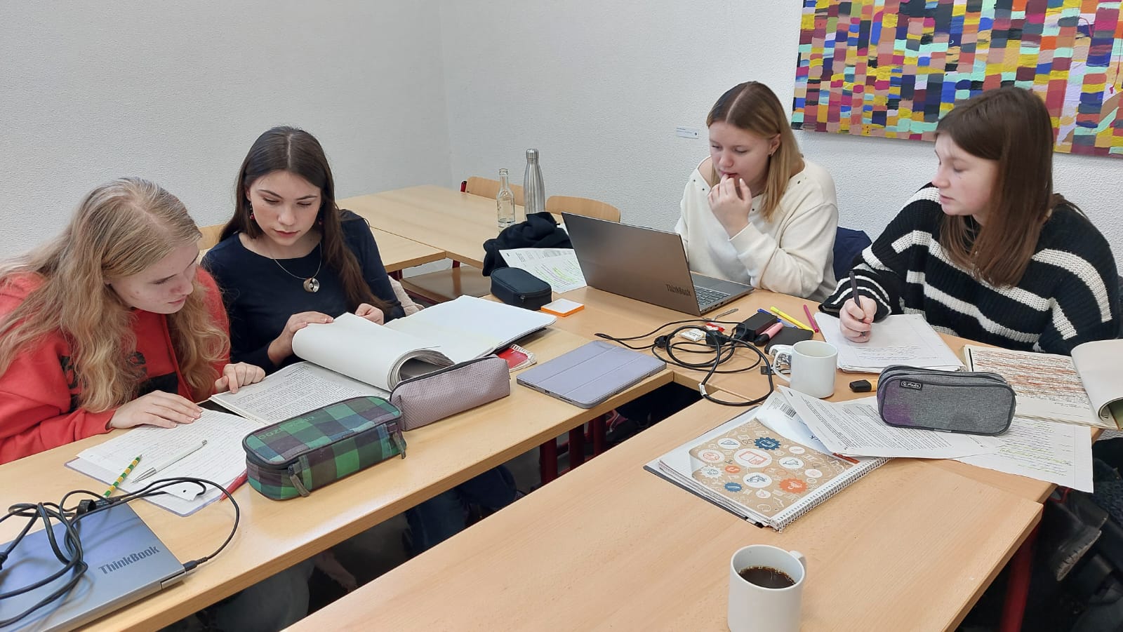 In Arbeitsgruppen recherchieren die Sch&uuml;lerinnen der Stolperstein-AG die Lebensl&auml;ufe von ehemaligen Hammer B&uuml;rgerinnen und B&uuml;rgern.