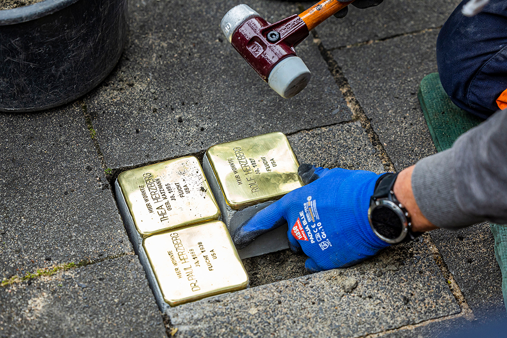 Vier Stolpersteine werden in einer Gedenkveranstaltung am Rathaus verlegt.