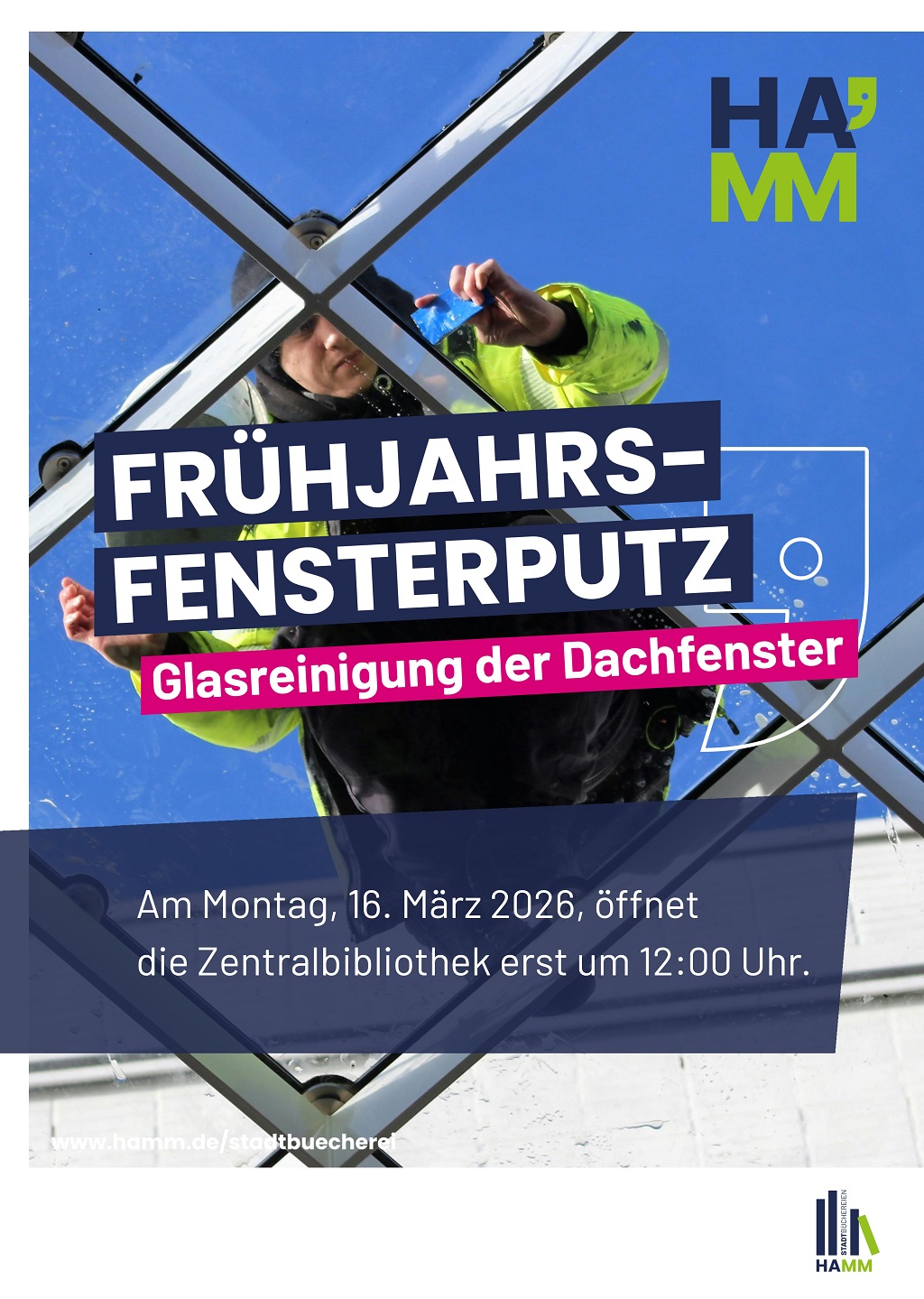 Bild zeigt einen Mann auf einem Dachfenster. 