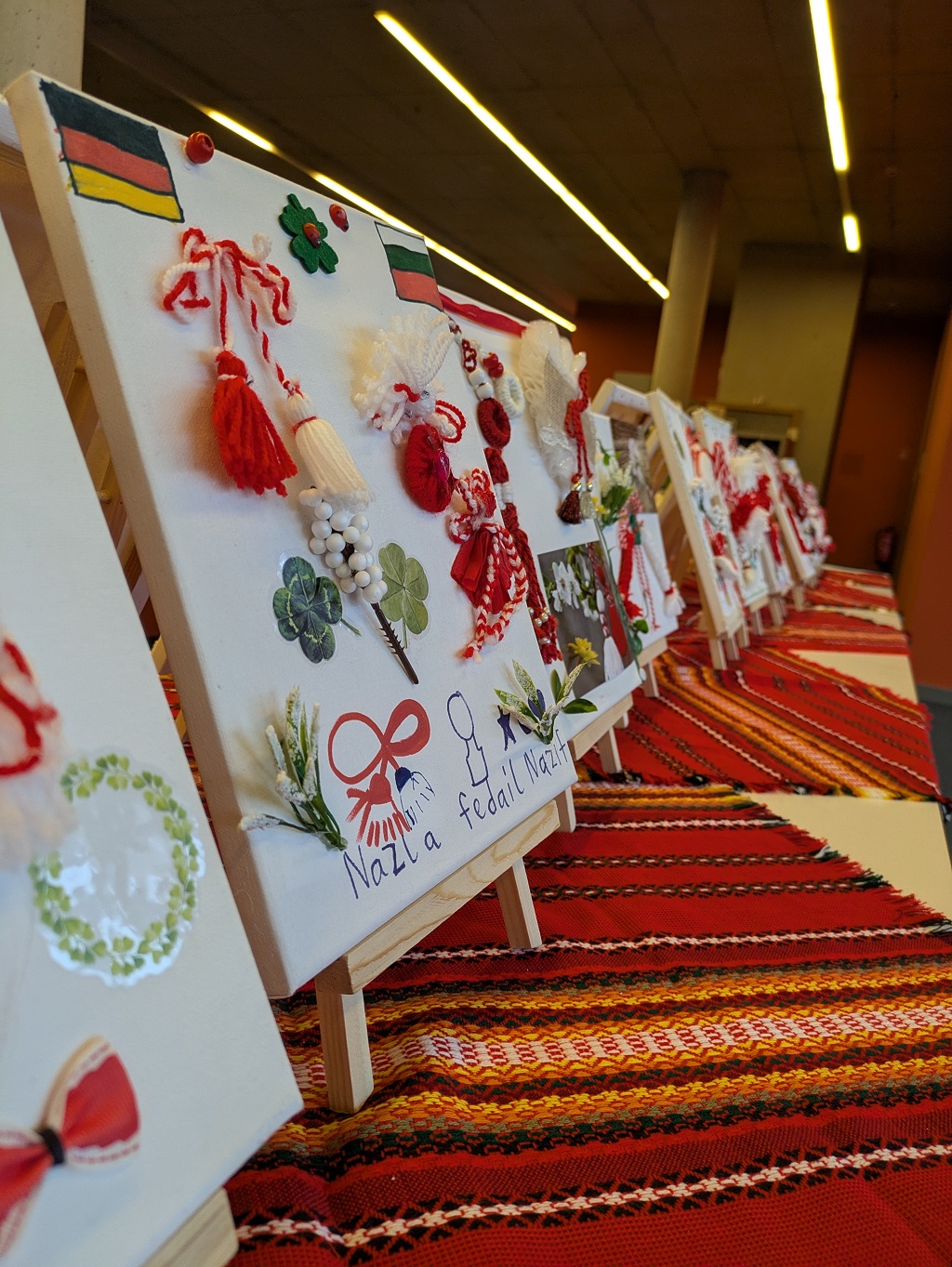 Bild zeigt rot-wei&szlig;en Martenizaschmuck auf Bilderrahmen