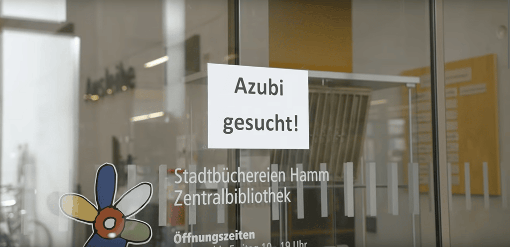 Eingang Stadtbüchereien Hamm mit Schild "Azubi gesucht!"
