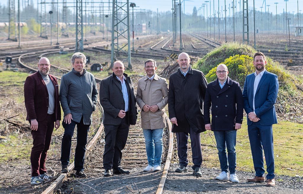 Eine Gruppe von Menschen auf einer Gleisanlage in Hamm