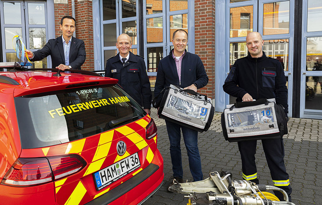 Dezernent Markus Kreuz und Mitarbeiter der Hammer Feuerwehr mit Hilfsgeräten