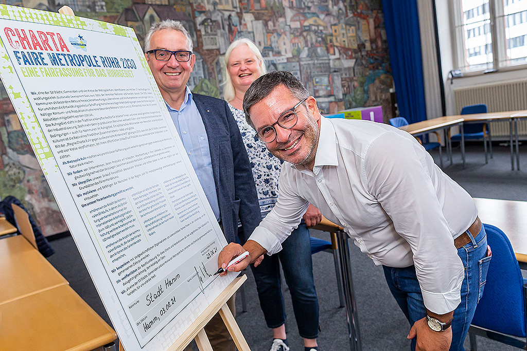 OB Marc Herter unterzeichnet im Beisein von Umweltdezernent Volker Burgard die Charta ''Faire Metropole Ruhr 2030'' im Rathaus.