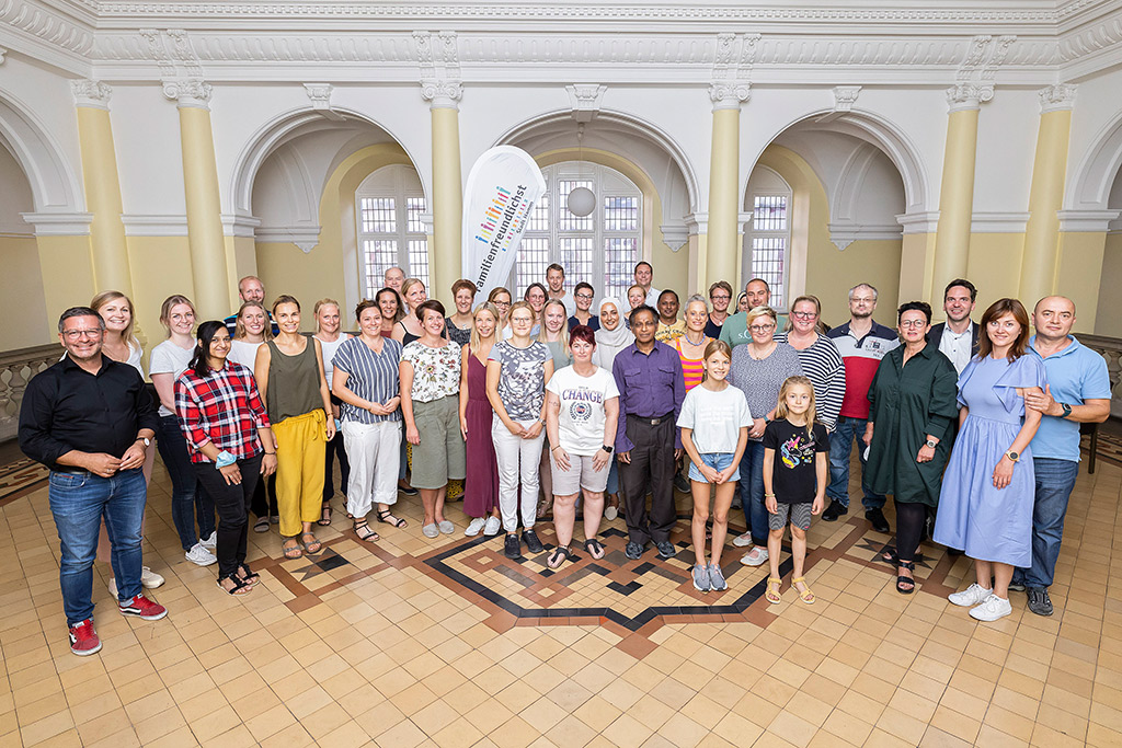 Gruppenaufnahme des Familienbeirats mit dem OB im Rathaus