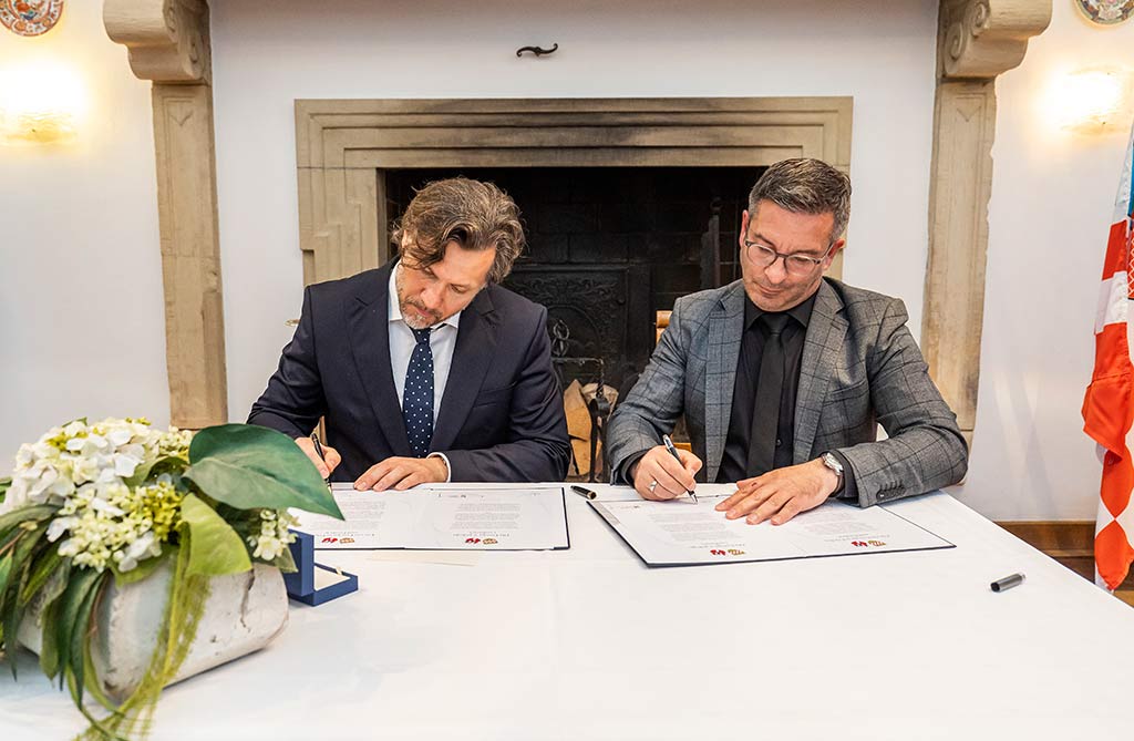 Krystian Kinastowski, der Stadtpräsident von Kalisz unterzeichnet gemeinsam mit dem Hammer Oberbürgermeister Marc Herter eine Erklärung