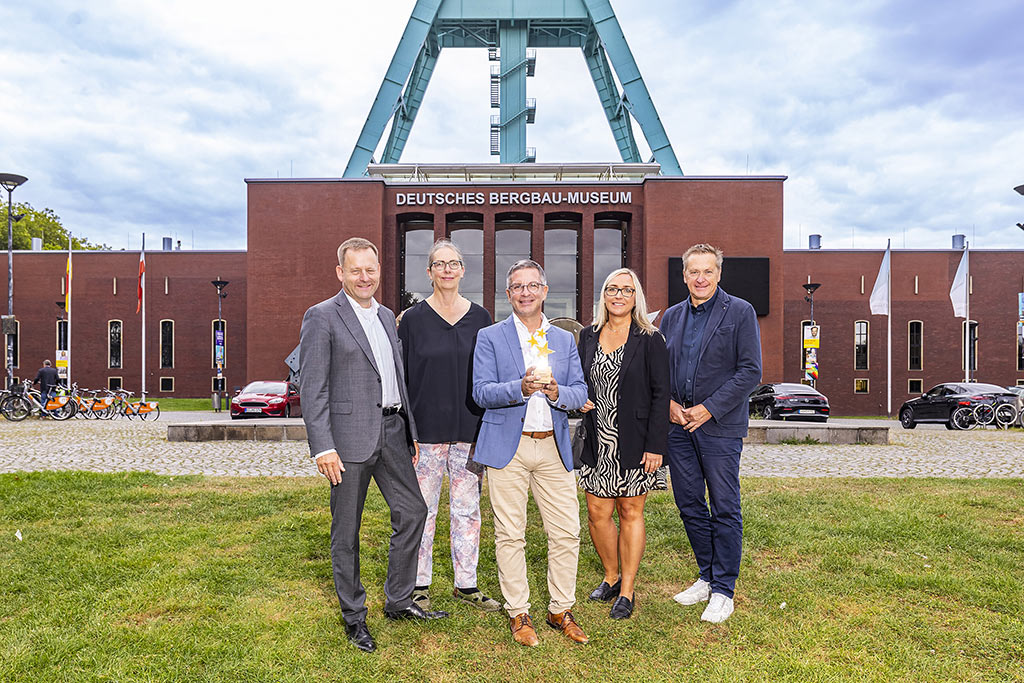 Eine Gruppe von Personen vor dem Bergbaumuseum Bochum
