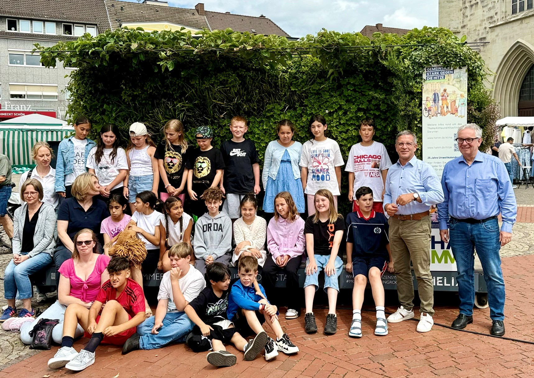 Schulklasse der Geistschule vor und in dem gr&uuml;nen Zimmer an der Pauluskirche mit dem Oberb&uuml;rgermeister Marc Herter und dem Umweltdezernent Volker Burgard