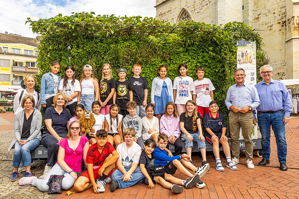 Schulklasse der Geistschule vor und in dem gr&uuml;nen Zimmer an der Pauluskirche mit dem Oberb&uuml;rgermeister Marc Herter und dem Umweltdezernenten Volker Burgard