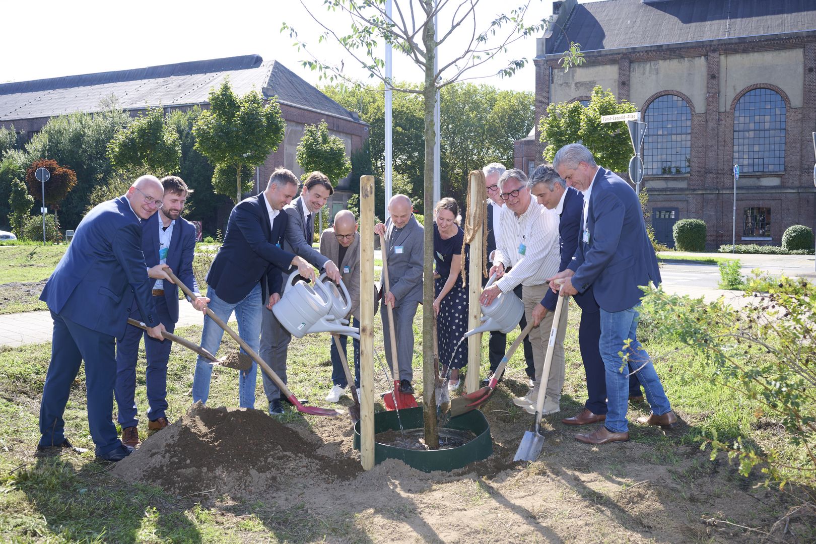 Das Bild zeigt Dezernent:innen des Emscher-Lipperaums bei einer Baumpflanzung. Es sind zehn M&auml;nner und eine Frau. Volker Burgard, Hamms Klimadezernent, steht mittig.
