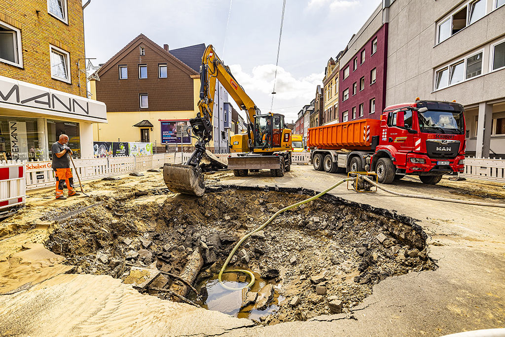 Ein tiefer Krater auf der Werler Straße 