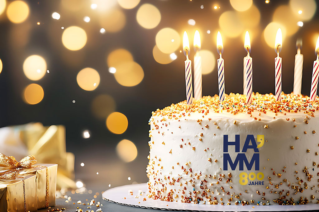 Eine Geburtstagstorte mit brennenden Kerzen und Geschenken