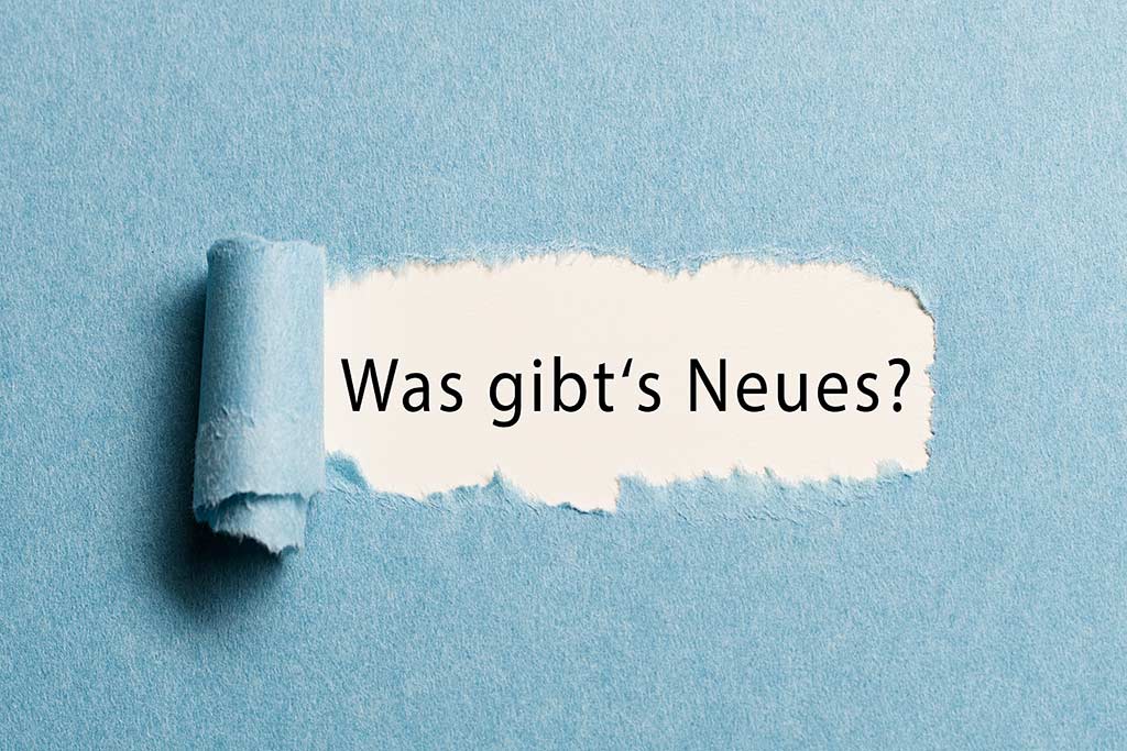Ein augerissenes Papierstück, hinter dem sich die Frage ''Was gibt`s Neues'' verbirgt Ein augerissenes Papierstück, hinter dem sich die Frage ''Was gibt`s Neues'' verbirgt