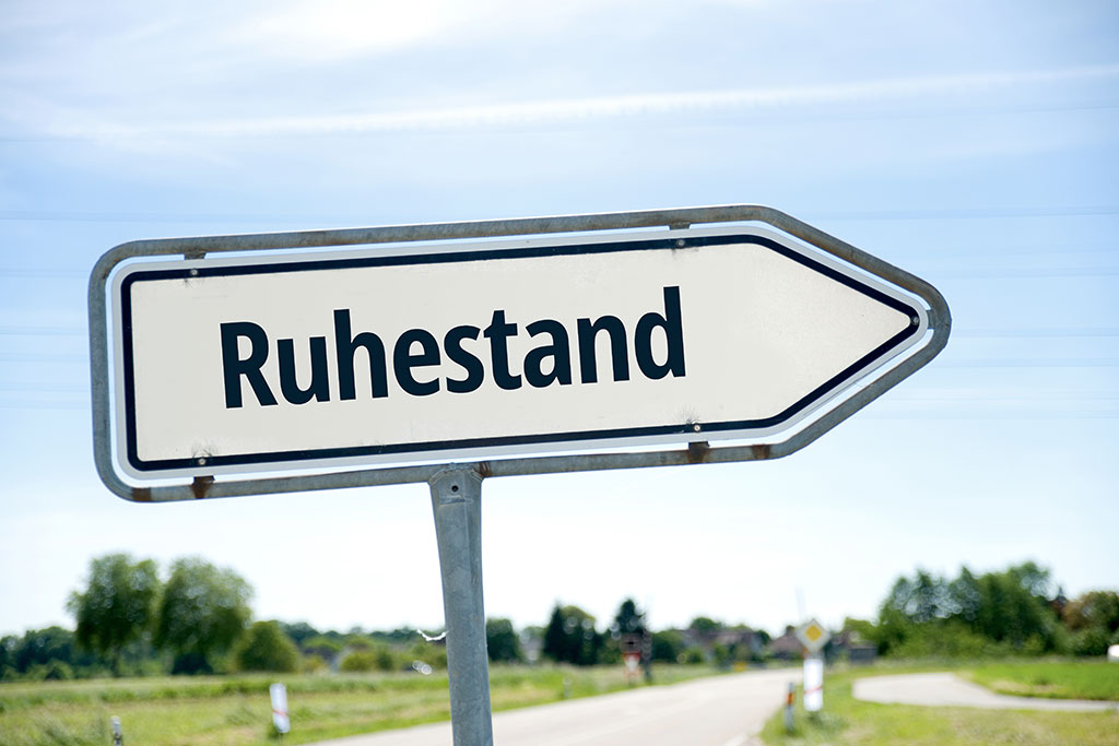 Stra&szlig;enschild mit der Aufschrift ''Ruhestand''