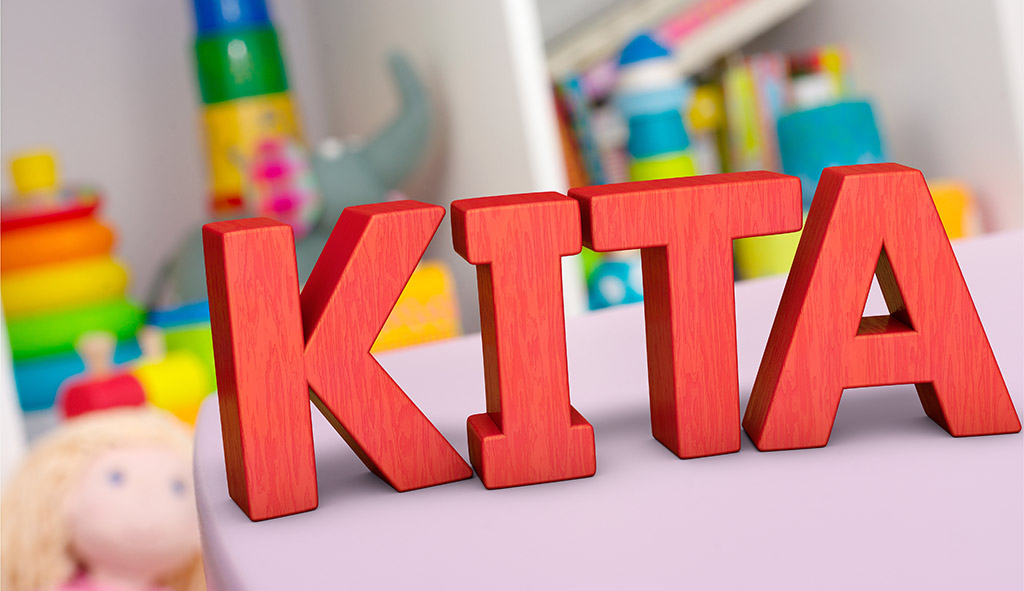 Holzbuchstaben bilden das Wort ''Kita''