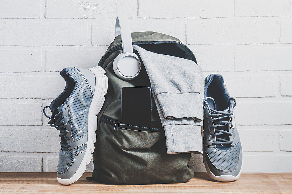 Ein Rucksack mit Sportbekleidung Ein Rucksack mit Sportbekleidung