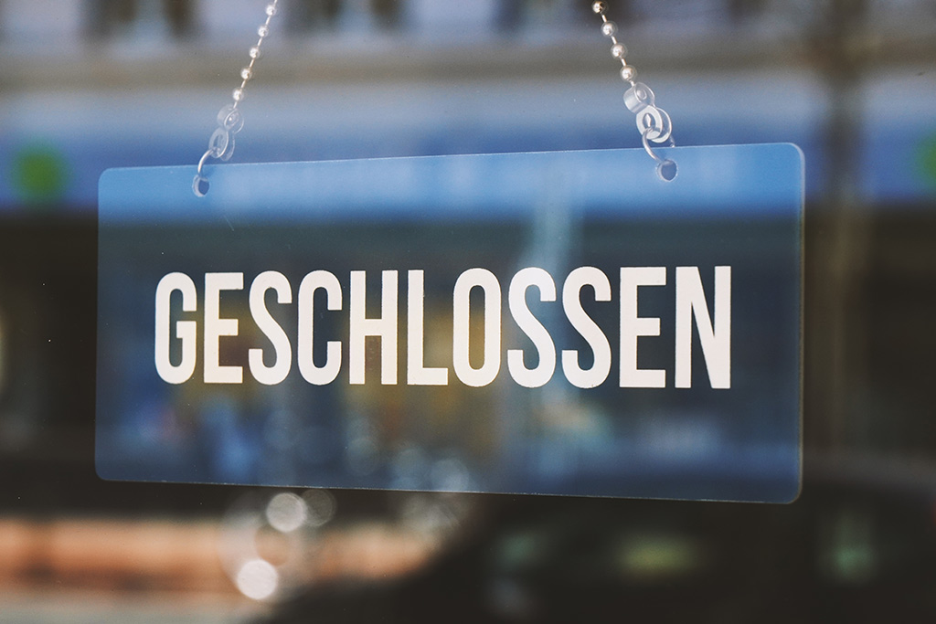 Ein Schild mit der Aufschrift ''Geschlossen''